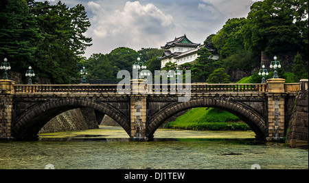 Pont Nijubashi, Palais Impérial de Tokyo à l'arrière, Tokyo, Japon Banque D'Images