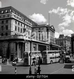 Photo historique de 1950 montrant deux routemaster bus dans la ville de Londres, en Angleterre. Banque D'Images