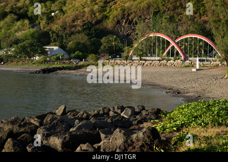 Pont sur la périphérie de la ville de Saint Leu. Bien que pas de la téléconférence est à la recherche de plages, il est impossible de résister à son appel. Les meilleurs sont sur la côte est, dans la région de St-Gilles les Bains et à Boucan-Canot, au sud de Saint-Paul, à la fois protégés par la barrière de corail, requins redoutables animaux uniquement dans ce domaine, à part les moustiques , celui de Saint-Pierre, constamment animé, et de la Grande Anse, situé au début de la partie sud appelé sauvages. Banque D'Images