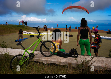 Le Parapente à St Leu. L'île de la réunion, dans l'OCÉAN INDIEN, est un excellent endroit pour le vol libre, les conditions de vol sont Banque D'Images