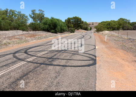 Burn out car les traces de pneu sur la route de spiinning roues de voiture, Murchison Australie Occidentale Banque D'Images