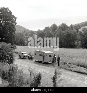 Photo historique ,années 50 montrant la route mobile office de l'AA, l'Automobile Association, une organisation de la conduite automobile. Banque D'Images