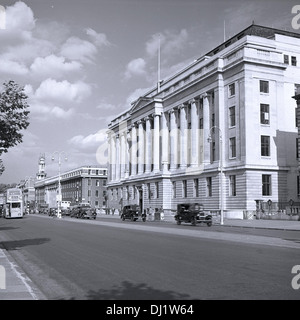 Tableau historique, 1950 montrant le trafic passant passer le grand extérieur de la Wellcome Building sur Euston Road, Londres, Angleterre. Banque D'Images