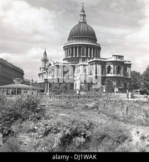 Tableau historique, 1950 de l'extérieur de la Cathédrale St Paul de Londres, montrant une zone de sol endommagé à la bombe à côté de lui. Banque D'Images