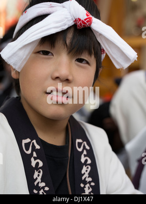 Garçon en manteau japonais happi au Festival Kunchi Karatsu Karatsu, ville, préfecture de Saga, Japon Banque D'Images