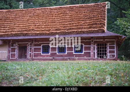 Maison de style Lomko couvert de paille dans le Musée de l'architecture populaire de Sanok Pologne Bieszczady Banque D'Images