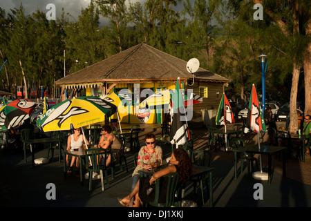 Bars à proximité du port de Saint Leu. Certes, on pourrait trouver d'autres sites touristiques de la ville, mais attend pour le reste de l'île. Banque D'Images