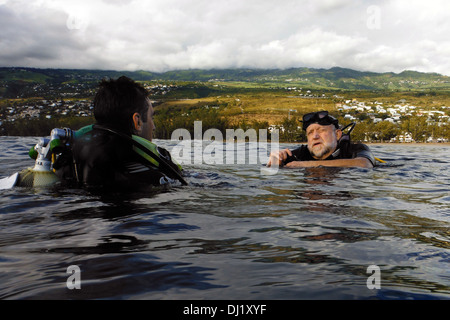 Divers Questions de plonger dans les eaux de la réunion. La réunion est une île française d'environ 200 km à l'ouest de l'île Maurice. Banque D'Images