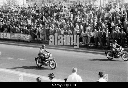 L'ouverture de la police moto espagnol Pedralbes circuit boulevard, avant la course du Grand Prix d'Espagne, Pedralbes, Espagne 24 Oct 1954. Banque D'Images