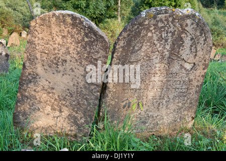 En Pierres tombales, cimetière juif, Kirkut Lutowiska, Bieszczady, dans le sud-est de l'Europe Polanf Banque D'Images