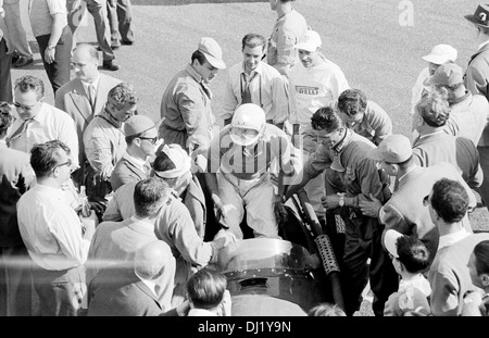 Luigi Musso dans des œuvres Maserati 250fs, mécanicien à la droite est Giulio Borsari Grand Prix d'Espagne, Pedralbes, Espagne 24 Oct 1954. Banque D'Images