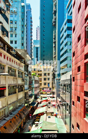 Avec vue sur la rue et les bâtiments de taxi à Hong Kong, Chine. Banque D'Images