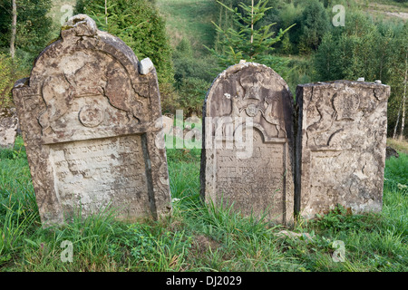 En Pierres tombales, cimetière juif, Kirkut Lutowiska, Bieszczady, dans le sud-est de l'Europe Pologne Banque D'Images