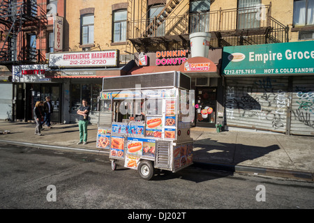 Panier Chien chaud en stationnement, Dunkin Donuts et fermé deli dans le quartier de Chelsea, New York Banque D'Images