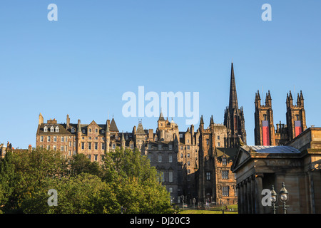 Vue de Princes Street en direction de la Royal Mile, montrant l'extérieur de bâtiments historique d''Édimbourg Banque D'Images