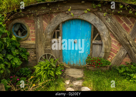 Trous de Hobbit dans Hobbiton, emplacement du Seigneur des Anneaux et Le Hobbit trilogie, Hinuera, Matamata, Nouvelle-Zélande Banque D'Images