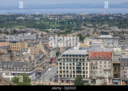 Vue panoramique sur Princes Street d'Édimbourg et de la vieille ville Banque D'Images