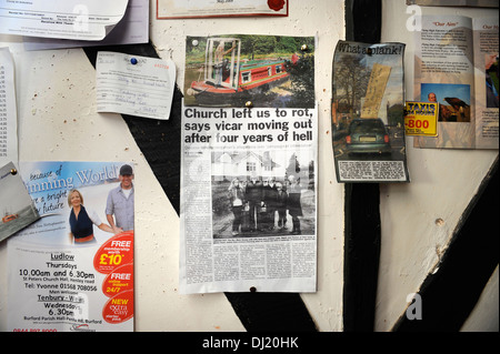 Un pub local affichage au Normandy Inn avec un communiqué détaillant une coupe paroissiens différend avec le Révérend Mark Sharpe Banque D'Images