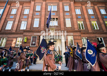 Défilé des anciens combattants de l'armée par Victoria vers le monument aux morts Cénotaphe de Whitehall, Londres. Banque D'Images
