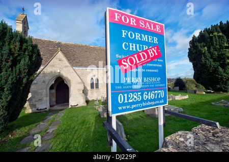 Un 'à vendre' et 'vieux' signe sur une église de courtes grumes disposées près de Nailsworth, Gloucestershire UK Banque D'Images