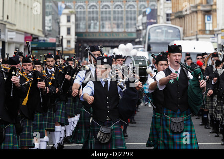 Quatre bandes tuyau marche sur Argyle Street dans le centre-ville de Glasgow, Écosse, Royaume-Uni Banque D'Images