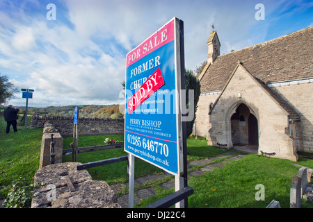 Un 'à vendre' et 'vieux' signe sur une église de courtes grumes disposées près de Nailsworth, Gloucestershire UK Banque D'Images