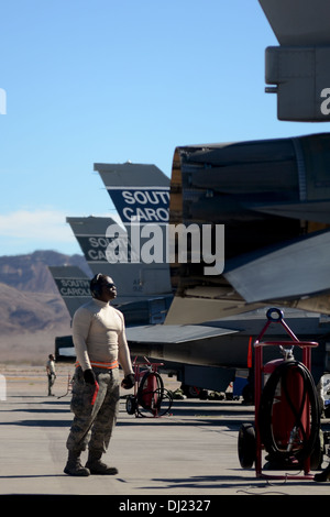 U.S. Air Force d'un membre de la 1re classe Malcom Brown, chef d'équipe avec le 169e Escadron de maintenance des aéronefs à McEntire Joint National Guard Base, Caroline du Sud Air National Guard, effectue des vérifications avant vol sur un F-16 Fighting Falcon fighter jet préparer t Banque D'Images