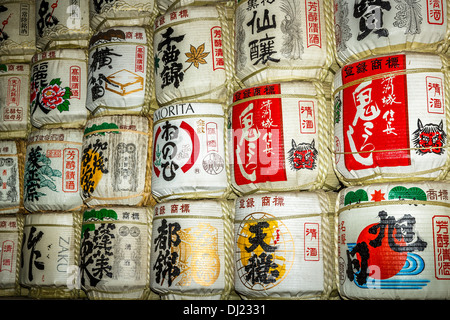 Barils de saké empilées, le sanctuaire de Meiji, Tokyo, Japon Banque D'Images