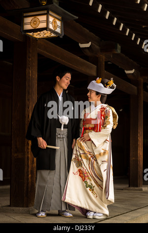 Jeunes mariés japonais en vêtements traditionnels, Meiji Meiji Jingū, shine (), Shibuya, Tokyo, Japon Banque D'Images