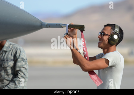 U.S. Air Force d'un membre de la 1re classe Jose Soler, chef d'équipe avec le 169e Escadron de maintenance des aéronefs à McEntire Joint National Guard Base, Caroline du Sud Air National Guard, effectue des vérifications après-vol sur un F-16 Fighting Falcon est un avion de chasse à la base aérienne de Nellis Banque D'Images