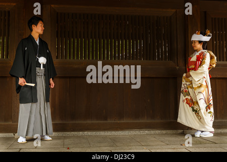 Jeunes mariés japonais en vêtements traditionnels, Meiji Meiji Jingū, shine (), Shibuya, Tokyo, Japon Banque D'Images