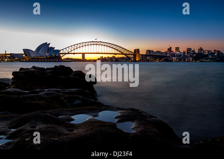 L'Opéra de Sydney et le Harbour Bridge at Dusk, Sydney, New South Wales, Australia Banque D'Images