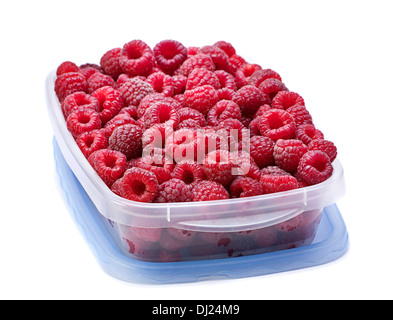 Framboises mûres dans un coffret plastique on white Banque D'Images