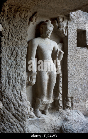 Cave : 3 image de Bouddha Debout en Varada mudra à l'extérieur, sur la gauche de chaitya, grottes Kanheri, Borivali, Mumbai, Inde Banque D'Images