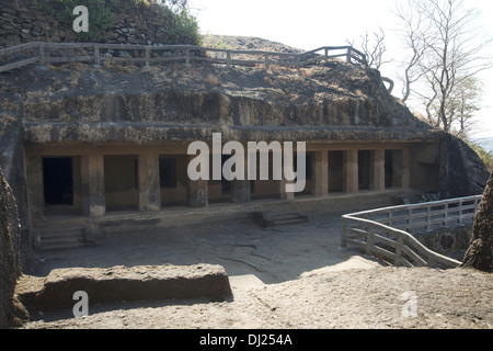 Cave 11 : vue générale. Grottes Kanheri, Borivali, Mumbai, Maharashtra, Inde Banque D'Images