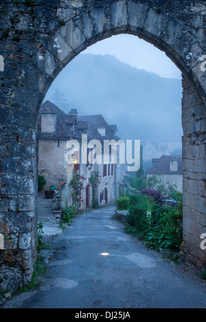 Misty à la porte d'entrée à Saint Cirq Lapopie, Vallée du Lot, Midi-Pyrénées, France Banque D'Images