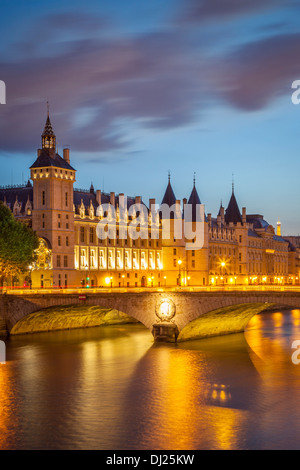 La Conciergerie, le long de la Seine, Paris France Banque D'Images