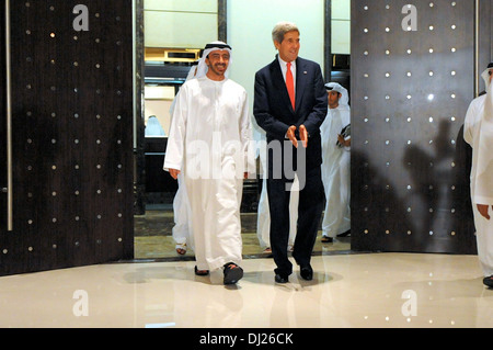 Kerry et secrétaire du ministre des Affaires étrangères des Émirats arabes unis Al Nayhan arrivent pour une conférence de presse conjointe Banque D'Images