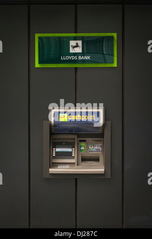 Ville de London South Bank Riverside Southbank Plus Lloyds Bank distributeur ATM machine point trésorerie trou dans le mur Banque D'Images