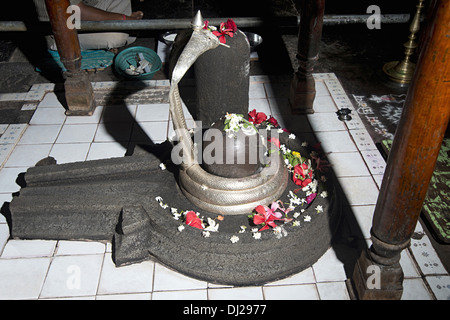 Kopeshwar : temple Shiva Linga dans Garbhagriha ou lieu de culte. Khidrapur, Mumbai, Maharashtra, Inde. Banque D'Images