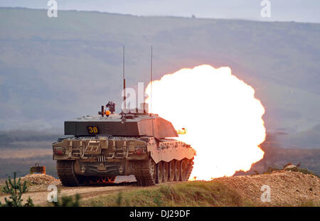 Challenger II tank tirant à balles réelles pendant la formation, dans les champs de tir de Lulworth, dans le Dorset, en Angleterre. UK Banque D'Images