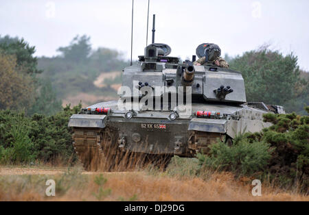 La nouvelle réserve de l'Armée tirant des coups dans les champs de tir de Lulworth, dans le Dorset, en Angleterre. Les membres de la Gendarmerie royale du Wessex Yeomanry manning Challenger II les réservoirs et de terminer leur formation de la réserve de l'armée afin qu'ils soient prêts pour les agents de première ligne de service du réservoir actif à partir de maintenant. La fera partie de la Force de réaction rapide, bien qu'ils s'inscrivent dans le temps- soldats civils. 18 novembre, 2013 Photo par : Geoff Moore, Dorset Media Service Banque D'Images