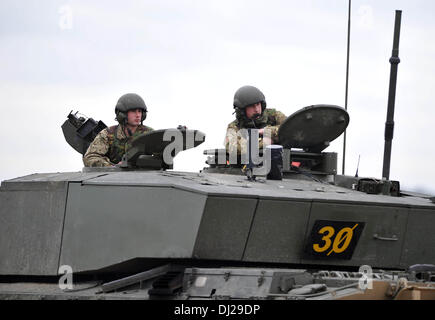 La nouvelle réserve de l'Armée tirant des coups dans les champs de tir de Lulworth, dans le Dorset, en Angleterre. Les membres de la Gendarmerie royale du Wessex Yeomanry manning Challenger II les réservoirs et de terminer leur formation de la réserve de l'armée afin qu'ils soient prêts pour les agents de première ligne de service du réservoir actif à partir de maintenant. La fera partie de la Force de réaction rapide, bien qu'ils s'inscrivent dans le temps- soldats civils. 18 novembre, 2013 Photo par : Geoff Moore, Dorset Media Service Banque D'Images