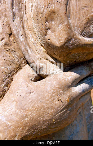 Vue verticale de distribution de ciment man holding hat plus de coeur Banque D'Images