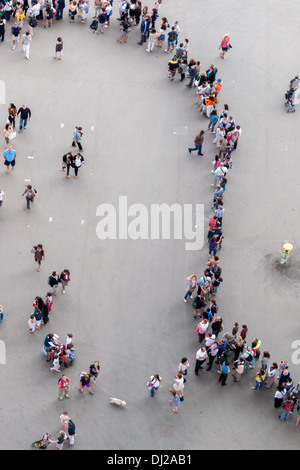 Tourné vers le bas de la grande foule de personnes faisant la queue pour aller à la tour Eiffel. Banque D'Images