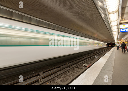Train de quitter Franklin D Roosevelt gare à Paris Métro. Banque D'Images