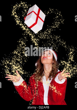 Happy Santa Claus Woman Picking Up Gift Banque D'Images