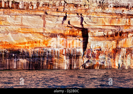 Minéral infiltrer crée couleurs spectaculaires le long du lac Supérieur et de Pictured Rocks National Lakeshore, dans la Péninsule Supérieure du Michigan. Banque D'Images