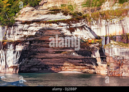 Minéral infiltrer crée couleurs spectaculaires le long du lac Supérieur et de Pictured Rocks National Lakeshore, dans la Péninsule Supérieure du Michigan. Banque D'Images