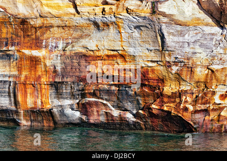 Minéral infiltrer crée couleurs spectaculaires le long du lac Supérieur et de Pictured Rocks National Lakeshore, dans la Péninsule Supérieure du Michigan. Banque D'Images